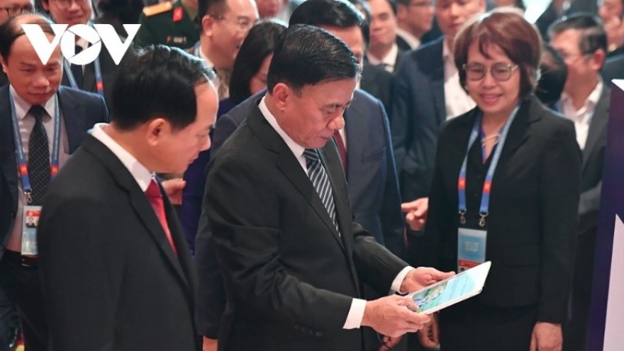 Leaders visit exhibition and attend special stamp release marking Party Congress